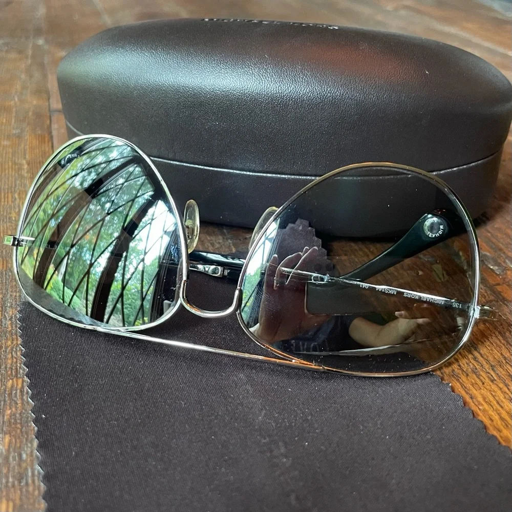 SOLD Michael Kors Polarized Aviator Sunglasses MKS144 Color 041 Exceptional Cond - Picture 6 of 9